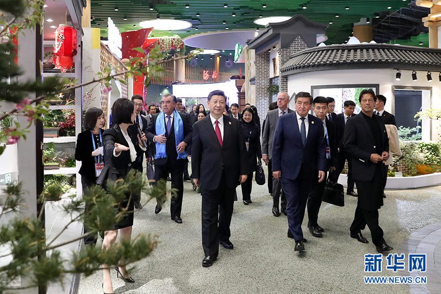 習近平和彭麗媛同出席2019年中國北京世界園藝博覽會(huì )的外方領(lǐng)導人夫婦共同參觀(guān)園藝展
